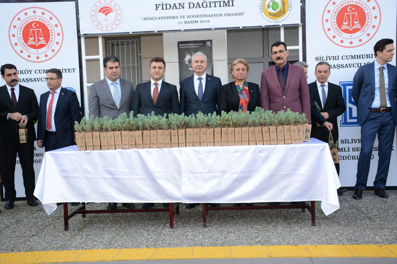Adliye önünde fidan dağıtıldı