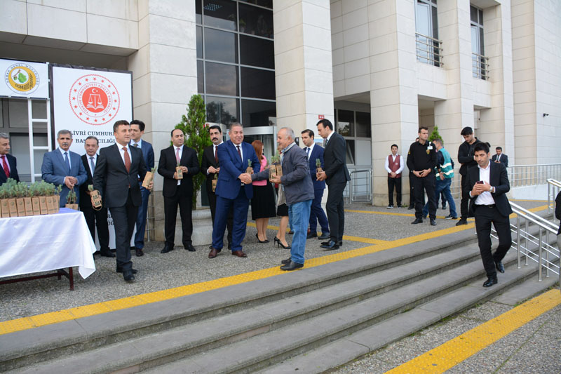 Adliye önünde fidan dağıtıldı