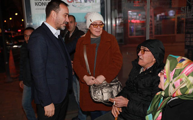 Başkan Yılmaz, deprem sonrası sokaktaydı