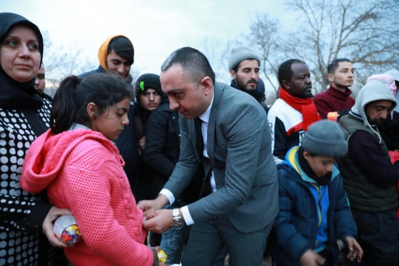 Yılmaz, mültecilerin olduğu sınır bölgesinde!
