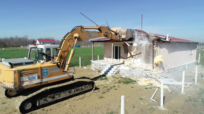 Silivri'de kaçak yapılar yıkıldı