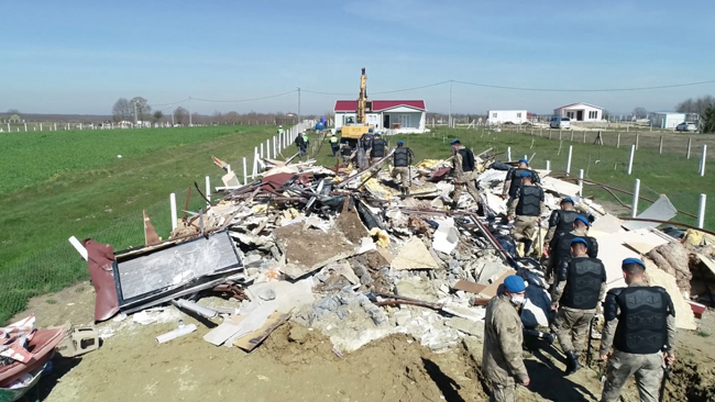 Silivri'de kaçak yapılar yıkıldı