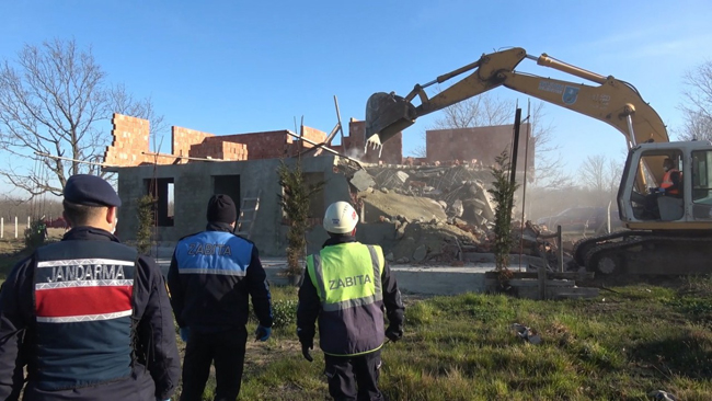 Silivri'de kaçak yapılar yıkıldı