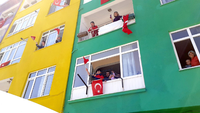 Silivri'de 23 Nisan balkonlardan kutlandı