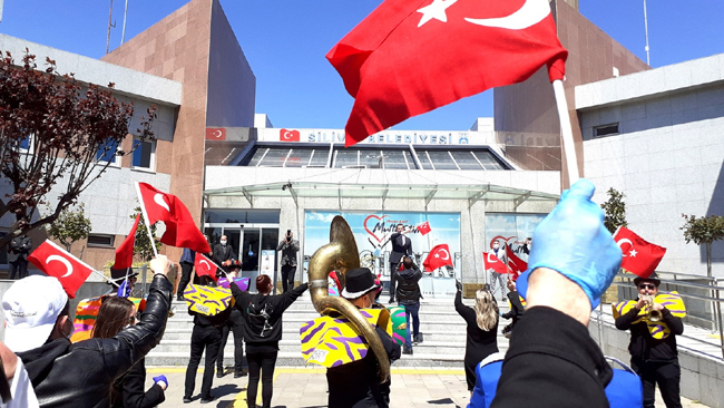 Silivri'de 23 Nisan balkonlardan kutlandı