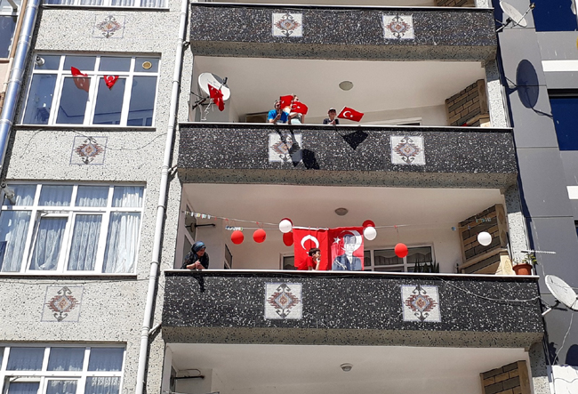 Silivri'de 23 Nisan balkonlardan kutlandı