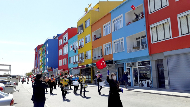 Silivri'de 23 Nisan balkonlardan kutlandı