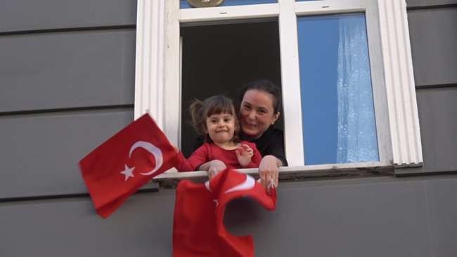 Mobil bandolar evlerinde kalan Silivrilileri eğlendirdi