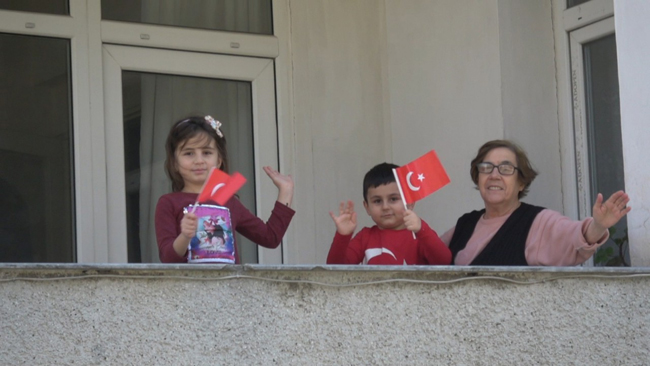 Mobil bandolar evlerinde kalan Silivrilileri eğlendirdi