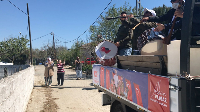 Mobil bandolar evlerinde kalan Silivrilileri eğlendirdi