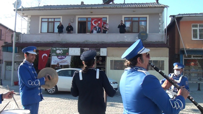Mobil bandolar evlerinde kalan Silivrilileri eğlendirdi