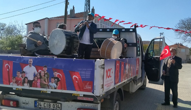 Mobil bandolar evlerinde kalan Silivrilileri eğlendirdi