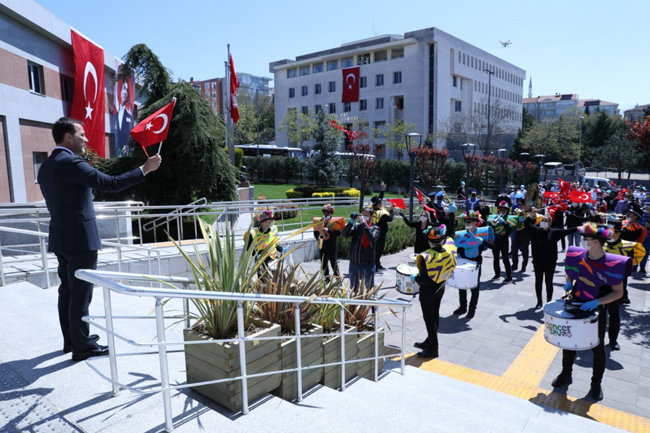 Mobil bandolar evlerinde kalan Silivrilileri eğlendirdi