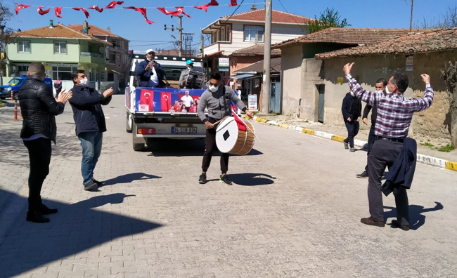 Mobil bandolar evlerinde kalan Silivrilileri eğlendirdi
