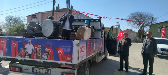 Mobil bandolar evlerinde kalan Silivrilileri eğlendirdi