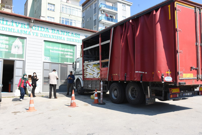 Hayırseverler erzak yardımına devam ediyor