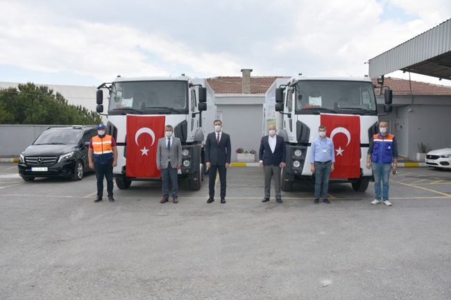 Bakanlık, 2 adet çöp kamyonu hibe etti