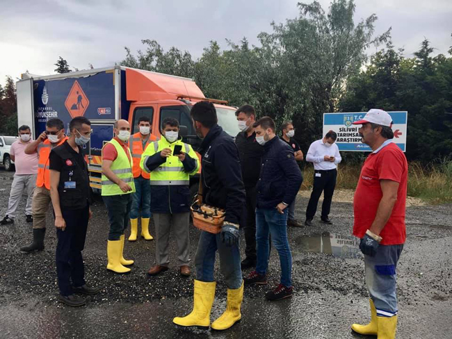 Esen, yağış sonrası vatandaşların sorunlarını dinledi