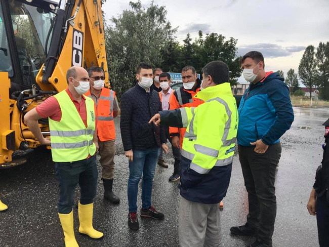 Esen, yağış sonrası vatandaşların sorunlarını dinledi