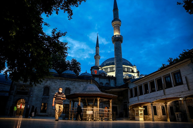 Aylar sonra cemaatle ilk namaz