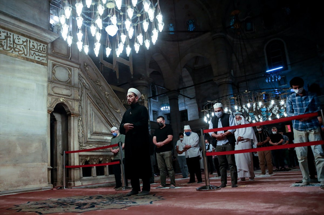 Aylar sonra cemaatle ilk namaz
