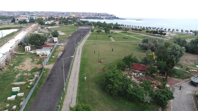 Silivri'de tehlike arz eden binalar yıkılmaya devam ediyor