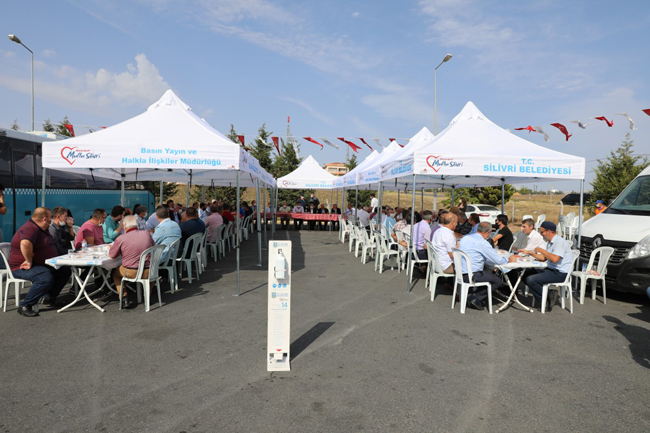 Yılmaz, ilçede faaliyet gösteren taksi, otobüs, minibüsçü esnaflarıyla buluştu