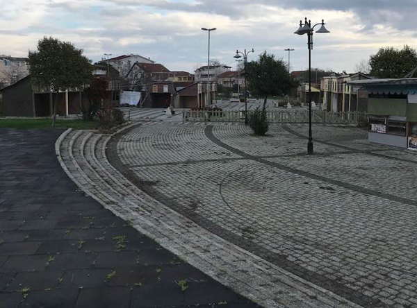 CHP'li Kanburoğlu, "Gümüşyaka'ya hizmet bekliyoruz"
