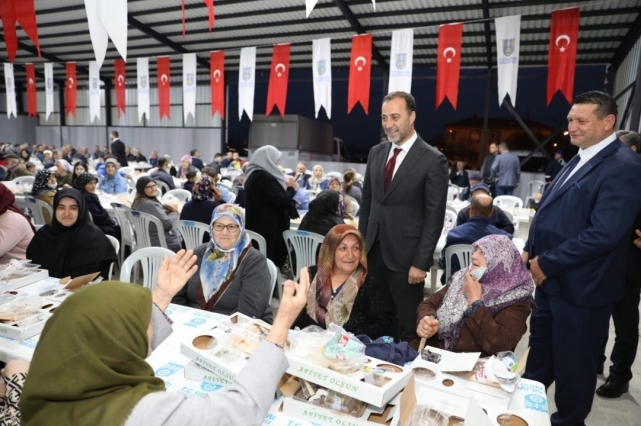 Gönül sofralarında binlerce vatandaş, aynı anda oruç açıyor...