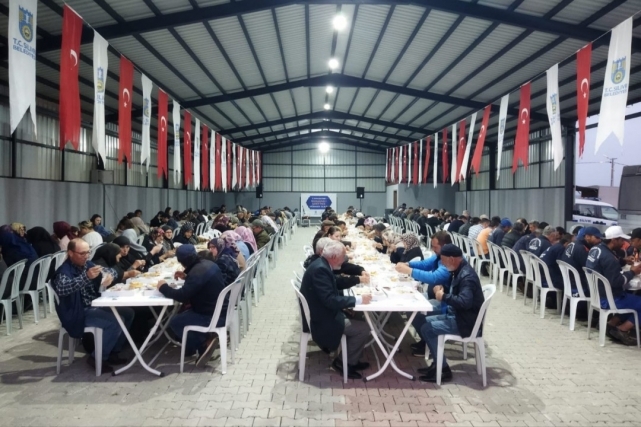 Gönül sofralarında binlerce vatandaş, aynı anda oruç açıyor...