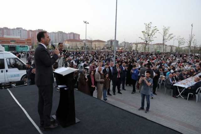 Gönül sofralarında binlerce vatandaş, aynı anda oruç açıyor...
