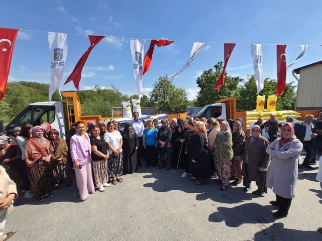 Kadın çiftçilere gübre dağıtıldı