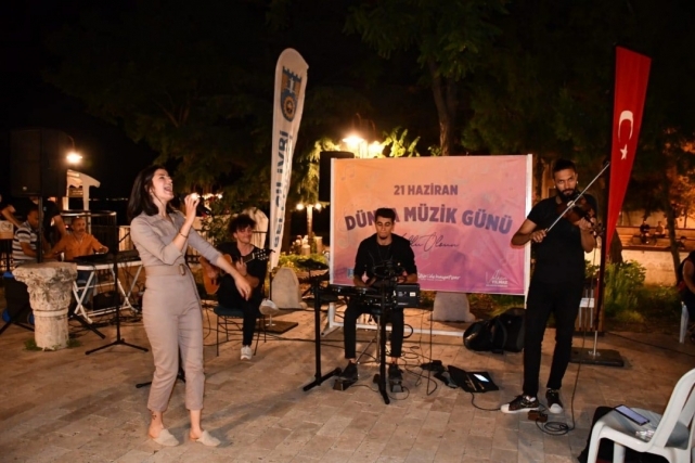 Müzikleriyle sahile renk kattılar