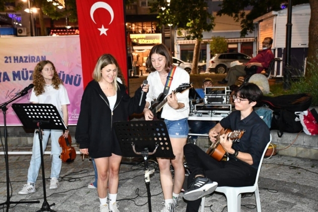 Müzikleriyle sahile renk kattılar