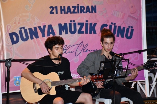 Müzikleriyle sahile renk kattılar