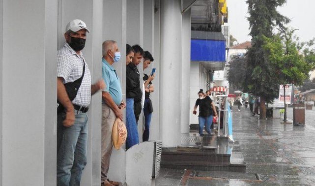 Çatılar uçtu, ağaçlar devrildi. Kuvvetli yağış etkili oldu!
