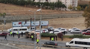 Kum yüklü kamyon trafik polisinin üzerine devrildi