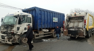Silivri'de 2 kamyon kafa kafaya çarpıştı:  2 Yaralı