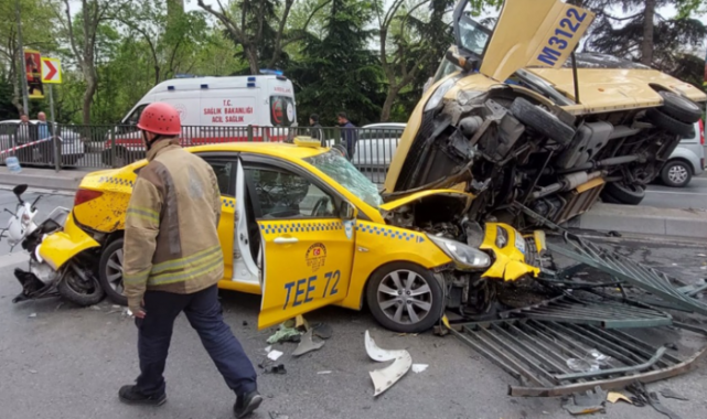 İstanbul'da feci kaza! Minibüs taksinin üstüne devrildi