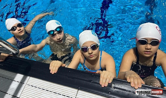 Yüzme akademisi öğrencileri başarıya doymuyor