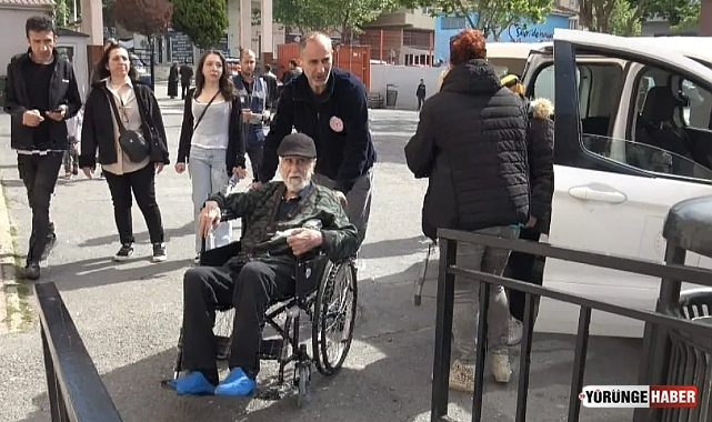 Ekipler, yaşlı vatandaşları sandığa taşıyor