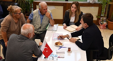 Başkan Erhan Güzel vatandaşları dinliyor