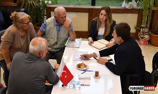 Başkan Erhan Güzel vatandaşları dinliyor